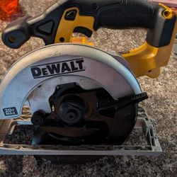 DeWalt Saw 