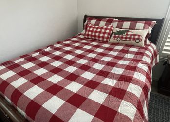QN 5 piece thick comforter set. 2 pillows. Christmas style red checkered. Like New