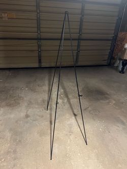 Portable, adjustable tripod display ease