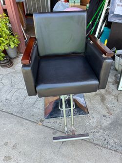 BEAUTIFUL STYLING CHAIR GOOD CONDITION