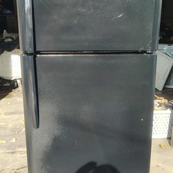 Very Clean! Black Frigidaire Freezer-On-Top Refrigerator!