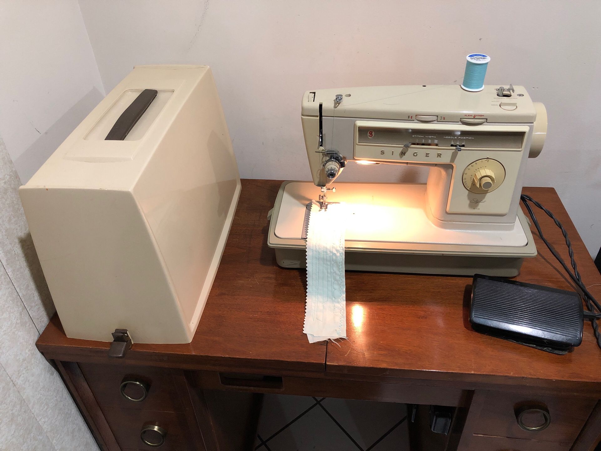 sewing machine singer model 513 stylist works excellent. Máquina de coser singer trabaja excelente .