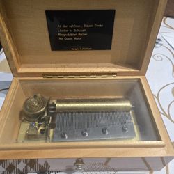 Thoren Antique Music Box