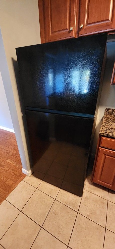 Hisense 18-cu ft Top-Freezer Refrigerator 
