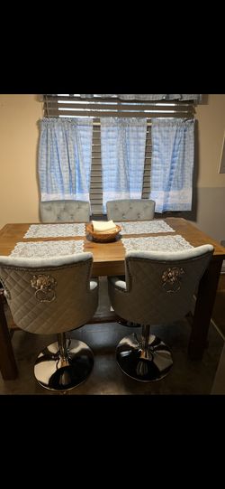 5 Piece Dinning Set / Swivel Chairs / Pick Up 325.00!