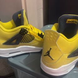 Jordan 4s 4y