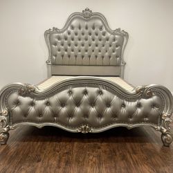 Queen Bed - Vintage Style Versailles Antique Style Bed