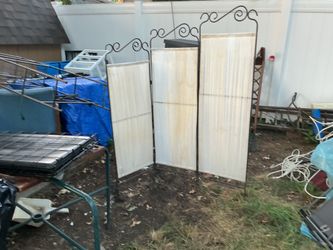 A beautiful 3 sides divider (needs cleaning)