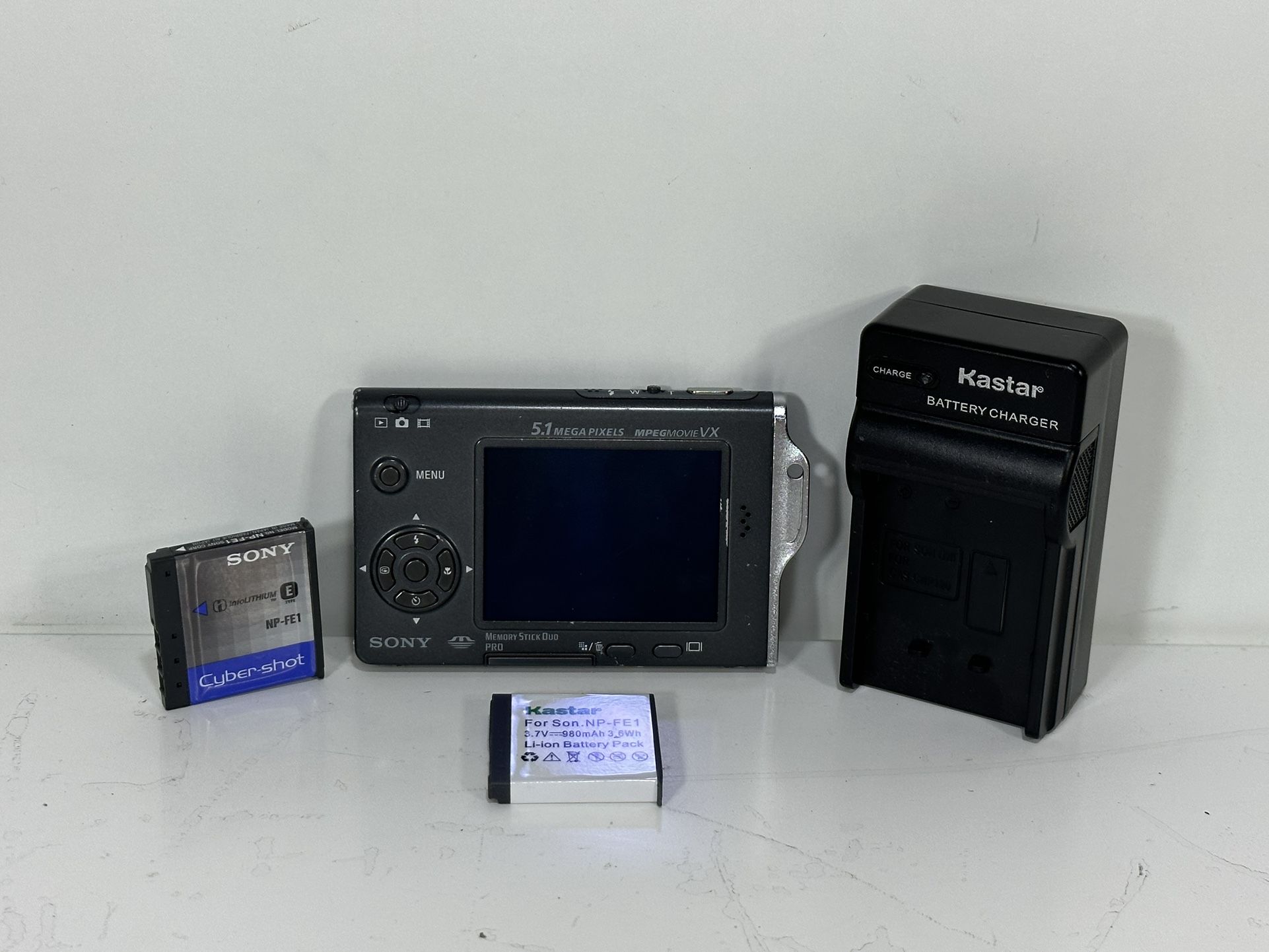 Sony CyberShot DSC-T7 ~ 5.1MP Digital Camera Silver w/ Batteries ~ Parts/Repair