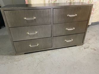 Dresser with 6 drawers