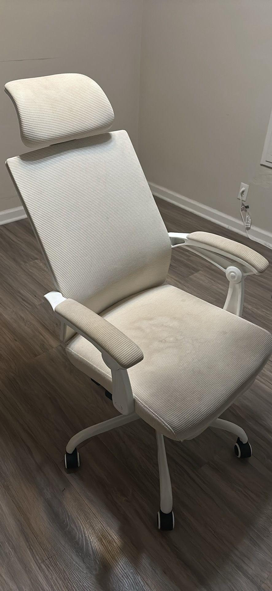 Ergonomic cream and white chair 