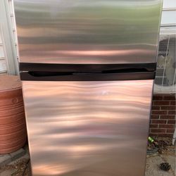 Whirlpool Top-Freezer Fridge - Works Great - $250