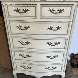 French provincial style dresser made by Kindle furniture company in great shape. All the drawers work great and it’s made very well.  A few superficia
