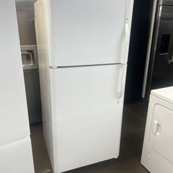 Kenmore Apartment Size Top Freezer Refrigerator With Ice Maker