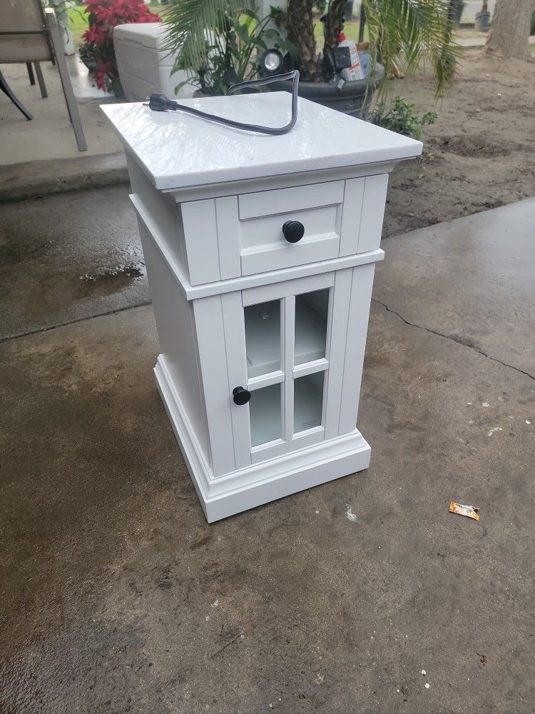 Tresanti Kerrigan Chairside Table With Power