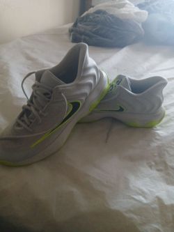 Men's NIKE basketball ball shoes