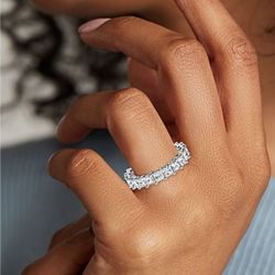 ETERNITY RING, DIAMOND MOISSANITES. 