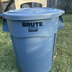 Rubbermaid Brute 44 Gallon Trashcan New!