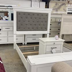 Kanwyn Whitewash Upholstered Storage Bedroom Set 