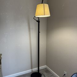 Lampara Es De Tres Pero Funciona Solo Uno. Por Eso El Precio Bajo 