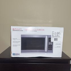 Microwave Oven 0.7 Cubic Feet 