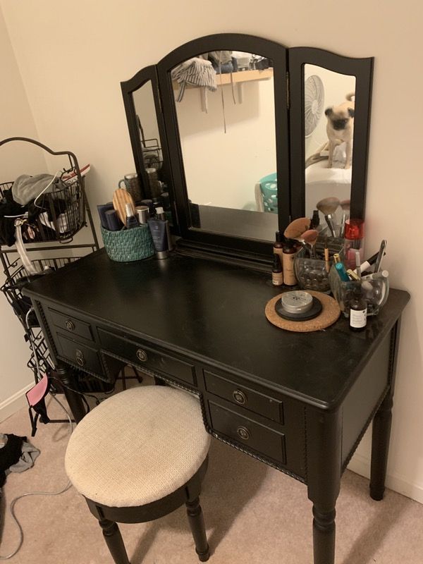 Makeup vanity