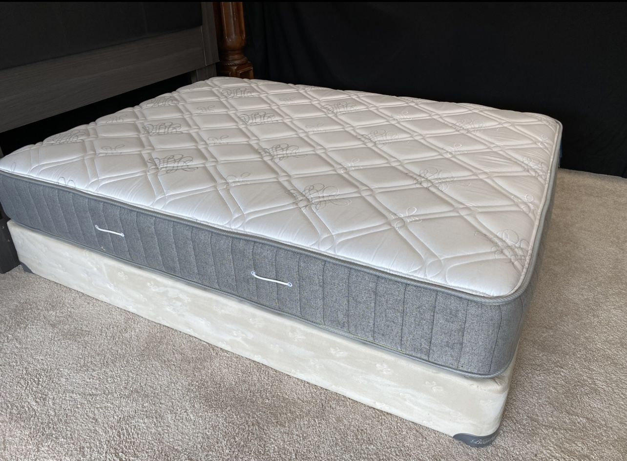 Nice QUEEN 💙💛MATTRESS 💙💛AND BOX 💙💛SPRING