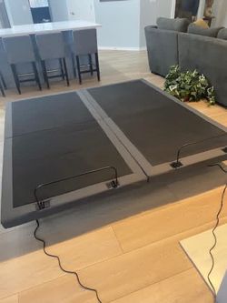 Dreamcloud - Adjustable Bases, SPLIT KING, Like New, Perfect Condition