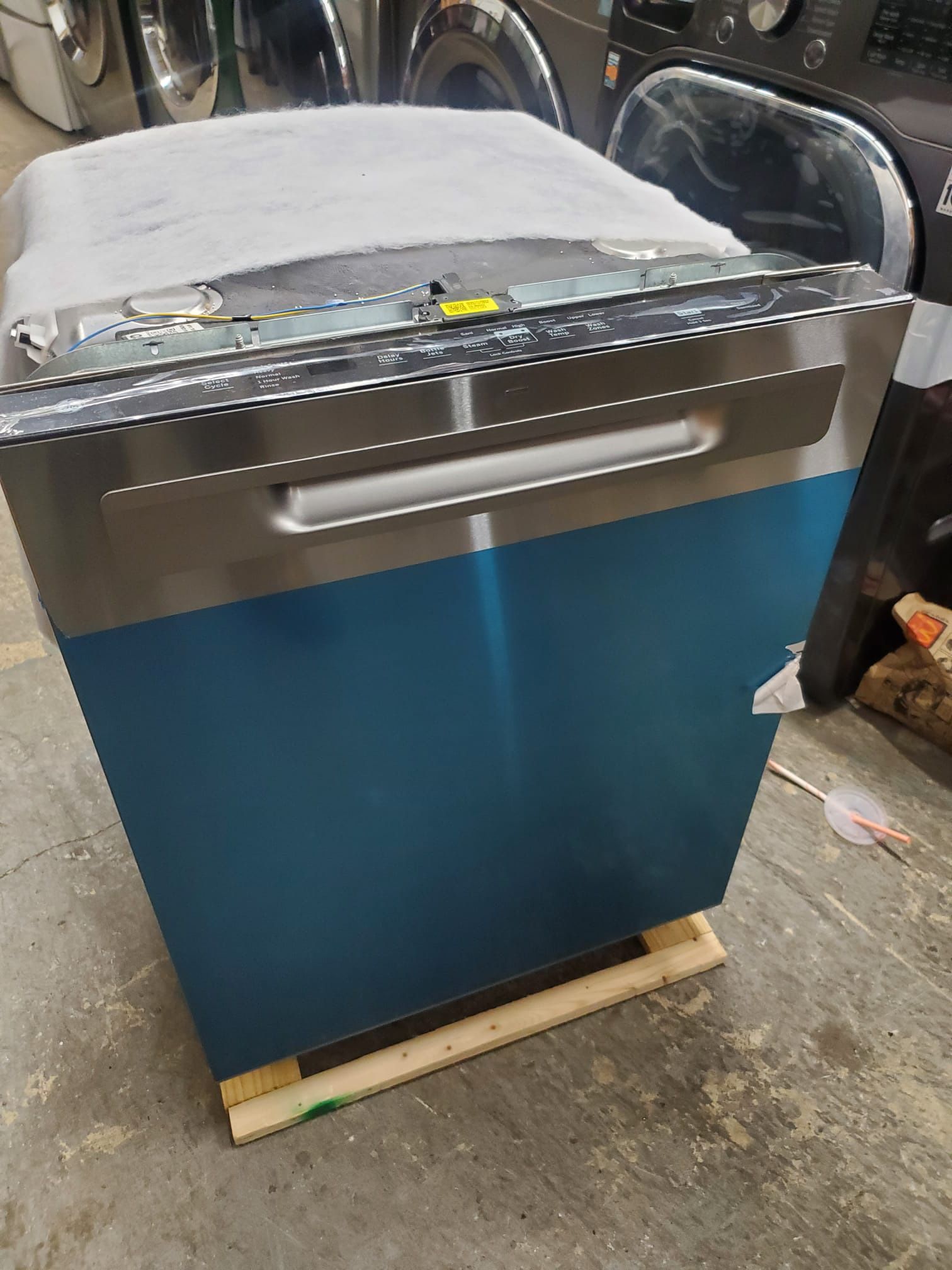 Dishwasher Whirlpool Brand New 