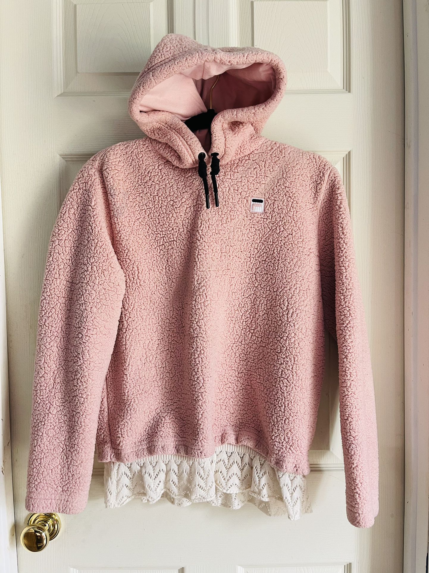 Fila ladies equal size pink with white lace edging and velvet hoodie, soft, comfortable, warm and breathable, can be worn closely without sticking fle