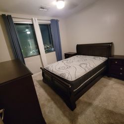 Queen Bedroom Set For Sale,in Very good Condition 