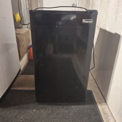 magic Chef minni fridge/freezer  50.   https://offerup.co/faYXKzQFnY?$deeplink_path=/redirect/