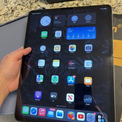 12.9 IPAD 128GB DOUBLE CAMERA (4GEBERATION IPAD BUNDLE WITH EXTRAS!