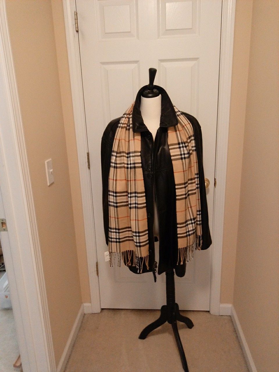 Man's leather jacket large. Zip out lining