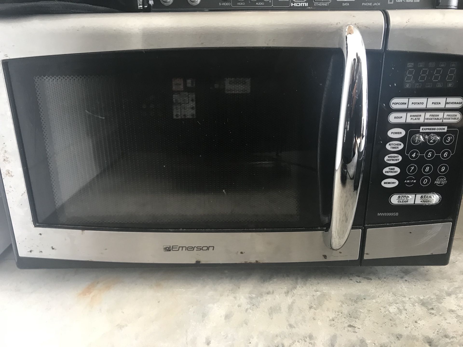 Emerson 900 watts microwave.