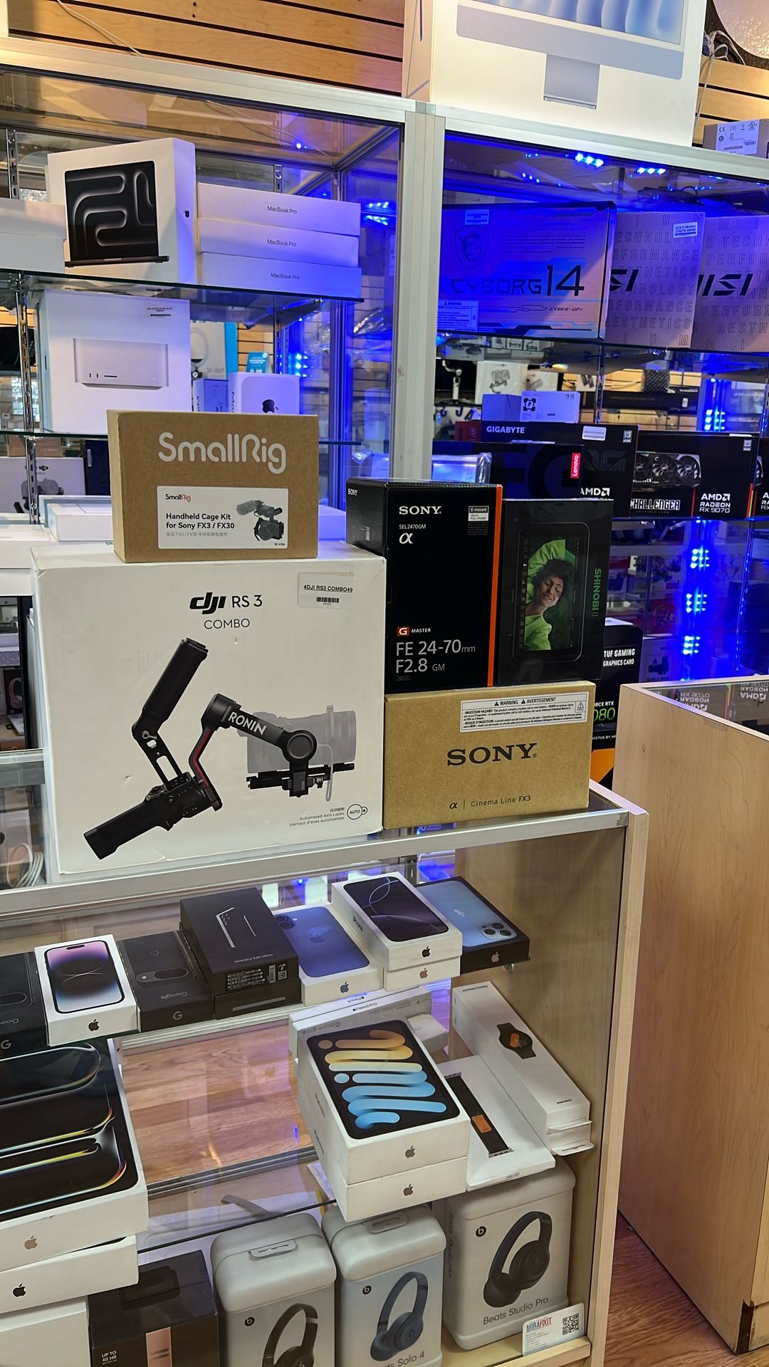 Sony Cinema Line FX 3 + Sony FE 24-70mmm F2.8 + Dji RS3 Combo + Smallrig Cage + Shinobi II