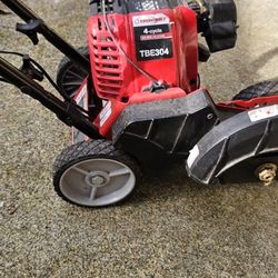 Troy-Bilt TBE304 30cc 4-Cycle Gas Powered Driveway Edger. 