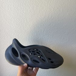 Yeezy foam RNNR mineral Blue  Size 9