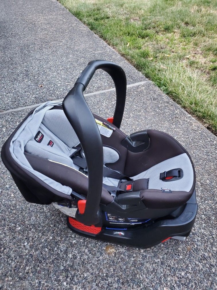 Britax B-SAFE 35 ELITE infant Car Seat + Accesories