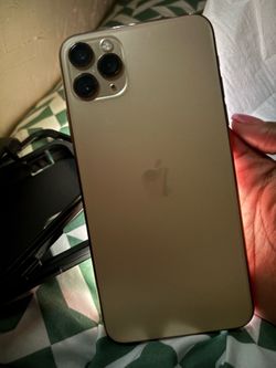 Apple iPhone 11 Pro Max 200GB Gold Unlocked Little crack on Screen Works normally