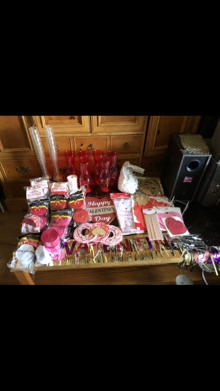 BRAND NEW VALENTINES DAY PARTY SUPPLIES