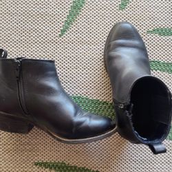 Girls Low Cut Boots Size 1 $10 Obo