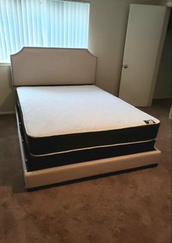 NEW Queen-Size MATTRESS and BOX SPRING. Bed frame not included👍
