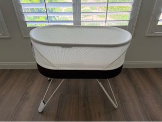 SNOO w/ Leg Lifters + S/M/L Sleep Sacks & 2 Fitted Sheets