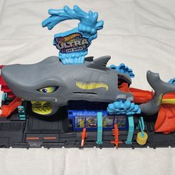 Hot Wheels City Ultra Shark Car Wash with Spiderman car - Pre-owned