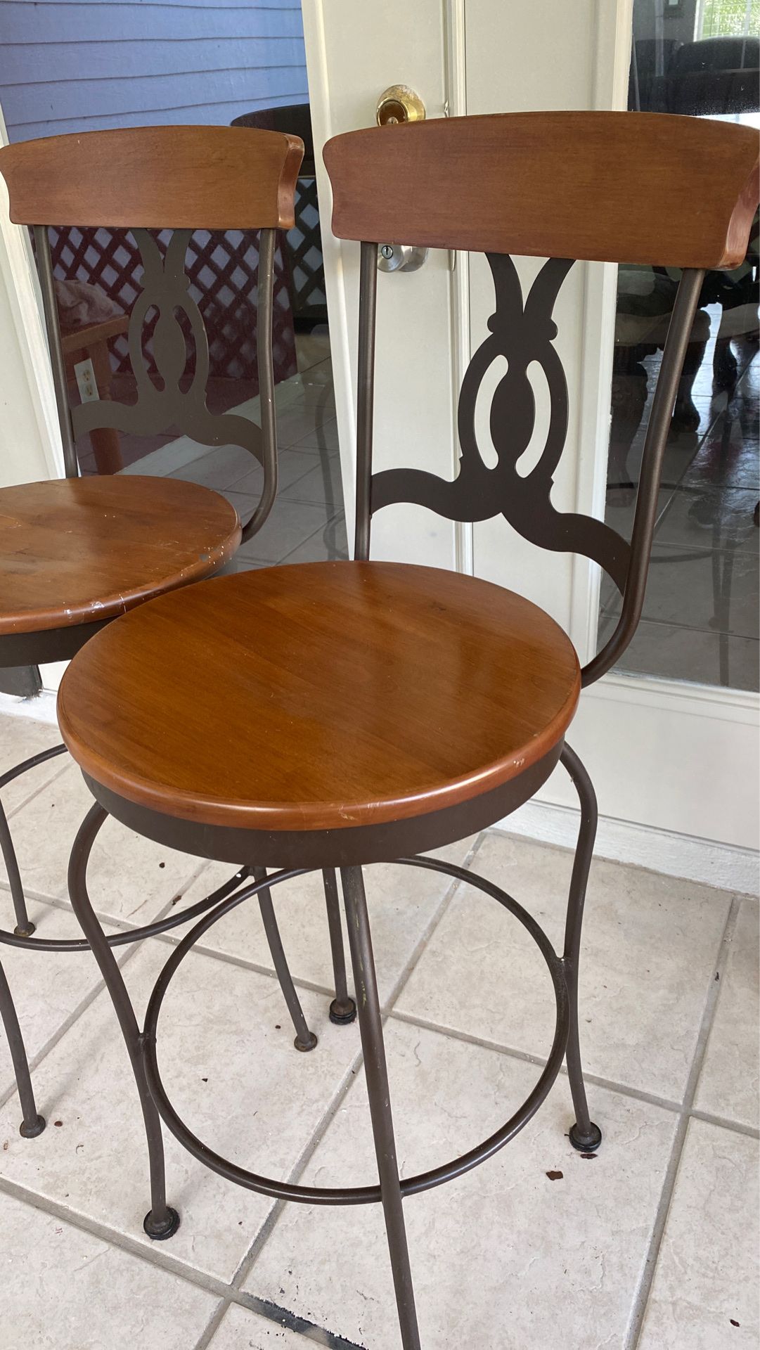 2 bancos y una mesa