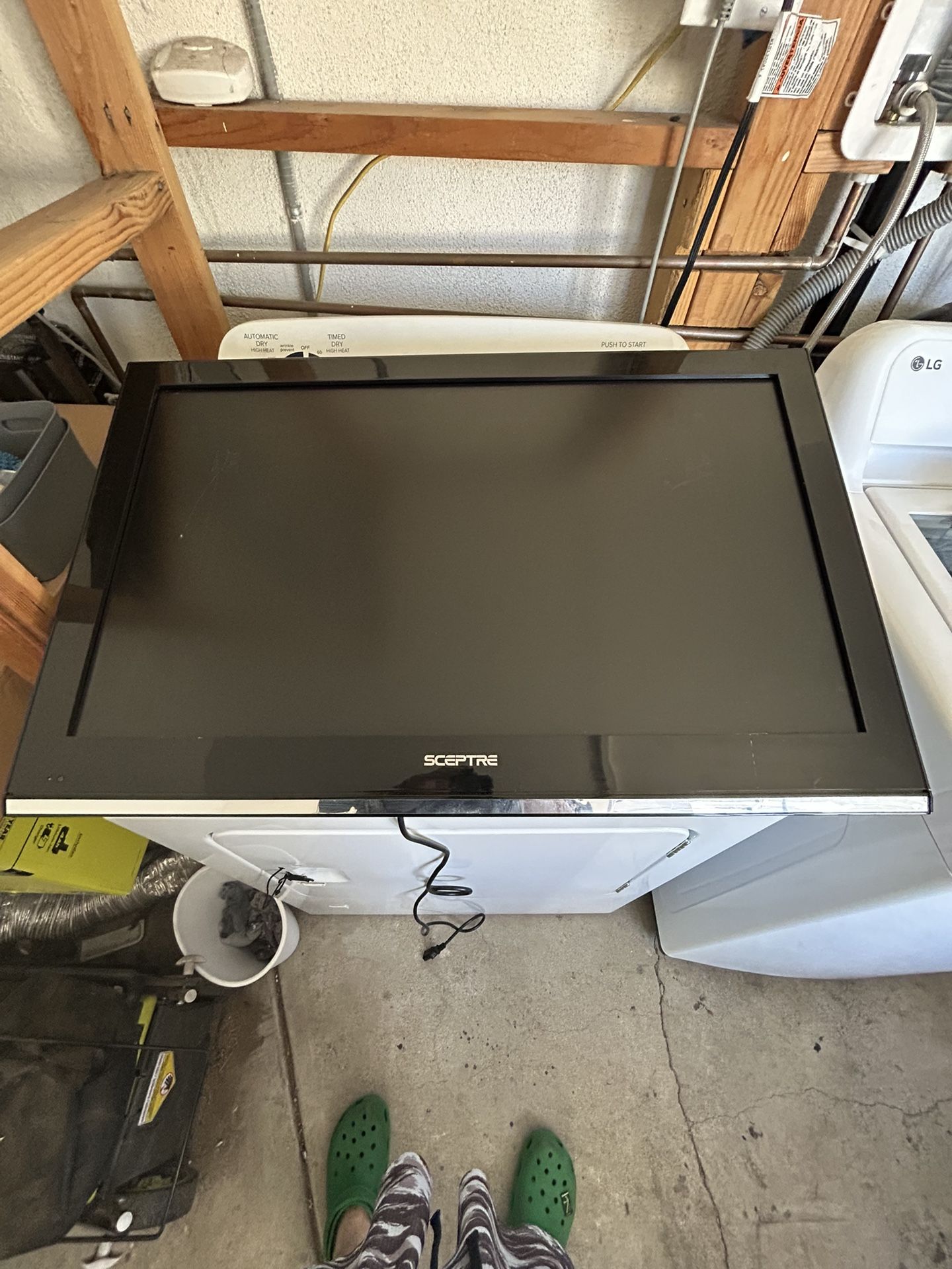 31 Inch TV With Wallmount