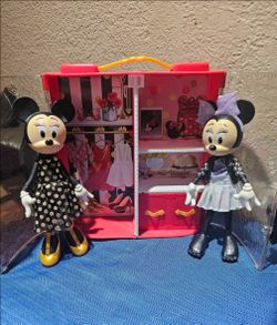 Disney Minnie Mouse Fabulous Fashion Closet set, featuring two 9-inch posable dolls.The set includes a portable closet