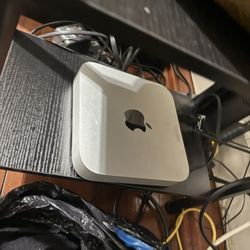 M2 Mac Mini With Accessories 