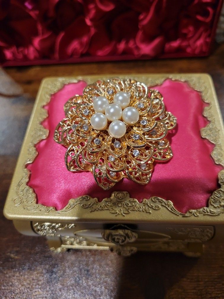 Shiny Vintage Goldtone Flower Filigree Brooch Pin Faux Pearl Clear Rhinestones 2.5" F8